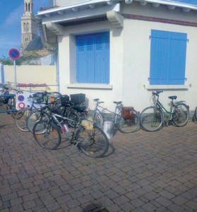 Stationnement «sauvage» des vélos à l’entrée du marché (rue du Puits Servanteau) (photo V.I.E.)